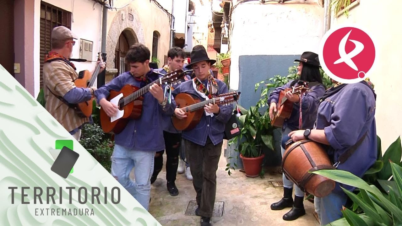 Los jóvenes de Villanueva de la Vera continúan con las rondeñas veratas | Territorio Extremadura