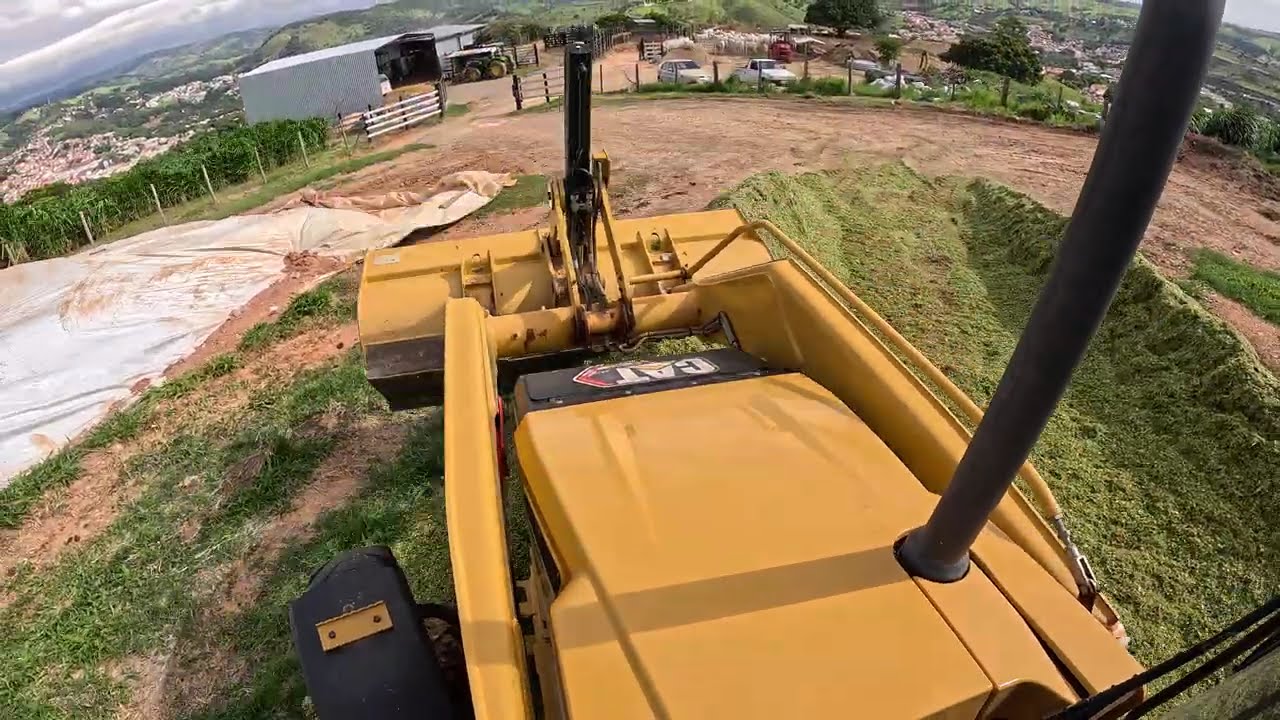 RETROESCAVADEIRA CATERPILLAR 416 FAZENDO SILO