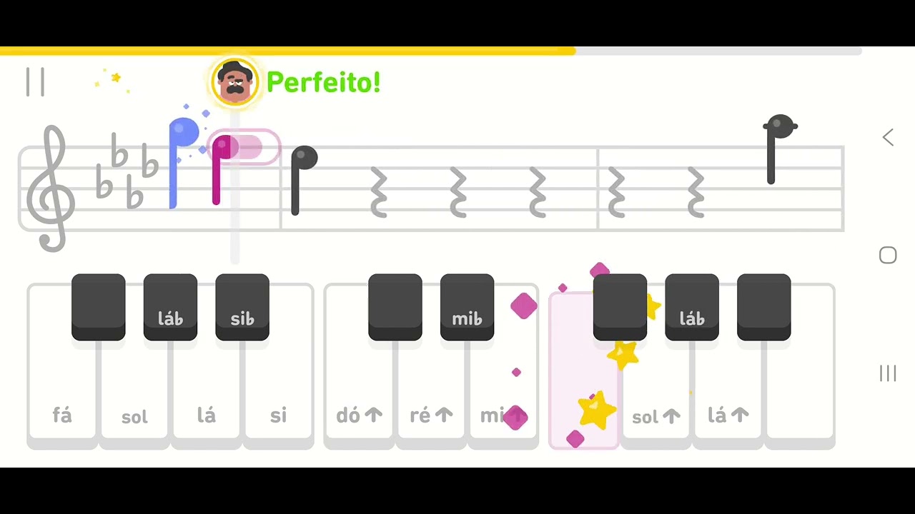 Cãoversa tocando The More We Get Together no Duolingo 