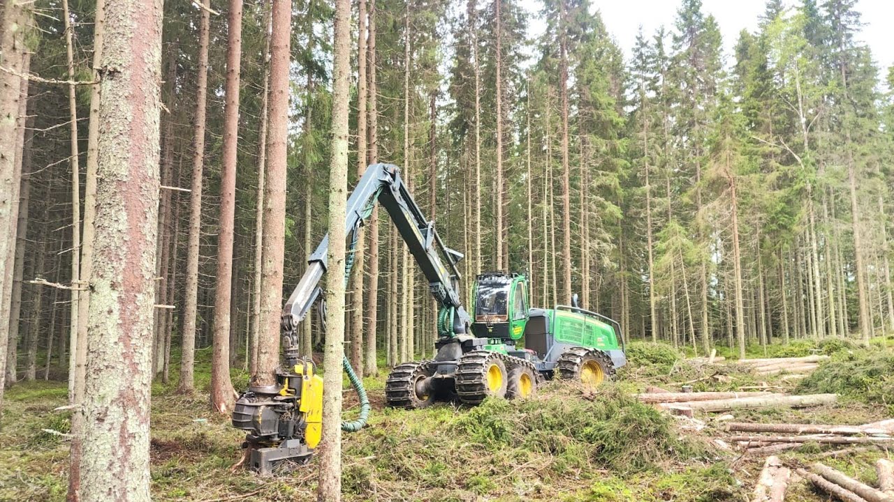 John deere 1270 g H 425. Komiaa kuusikkoa