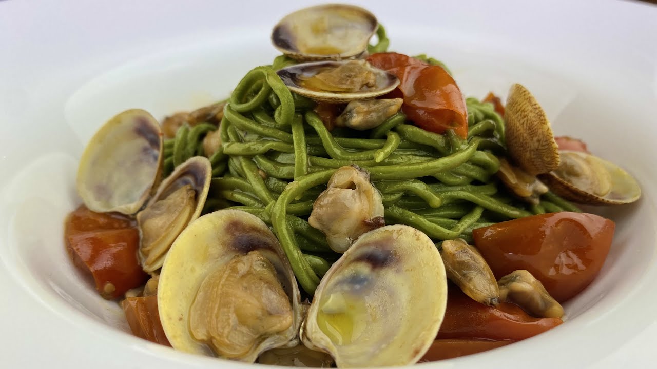 TAGLIOLINI ALL' ALGA SPIRULINA CON VONGOLE E POMODORINI