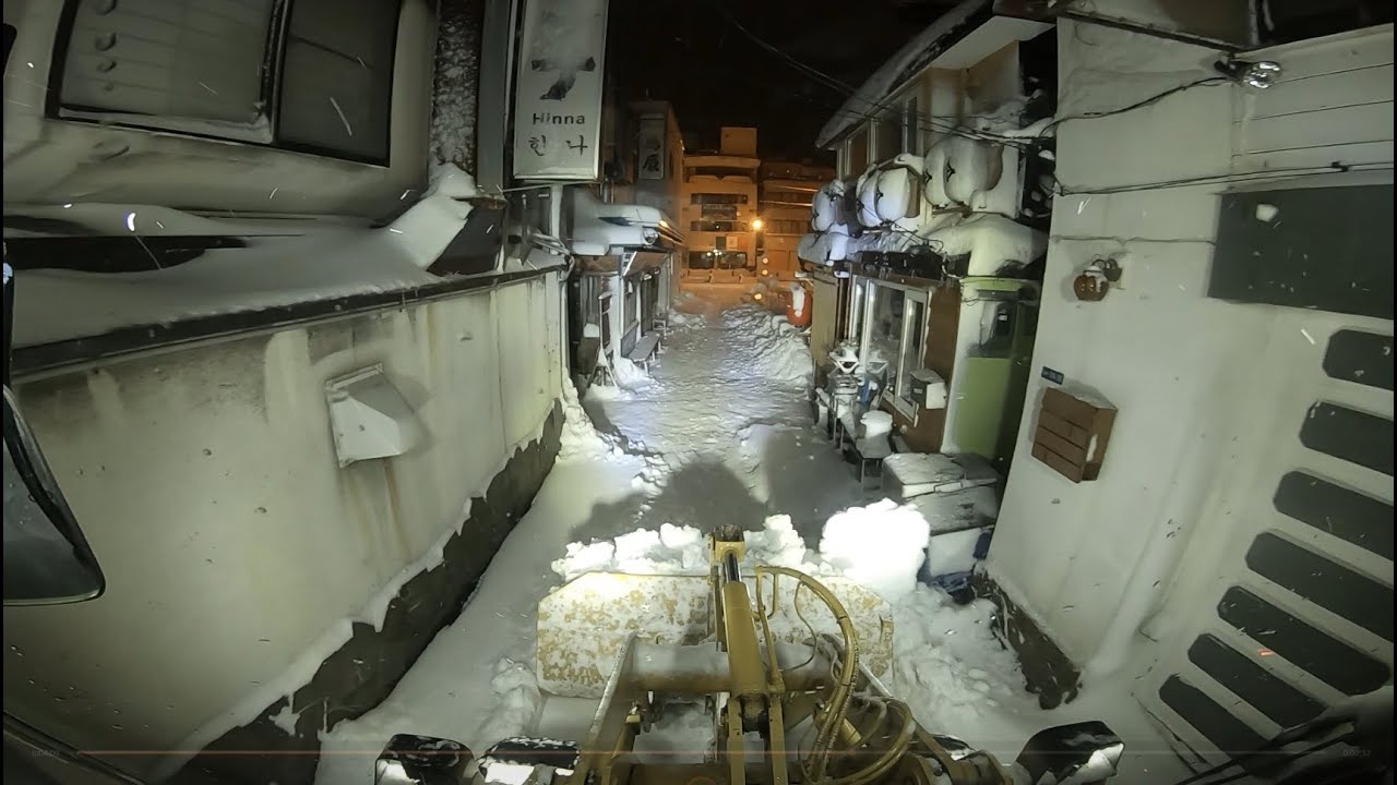 CAT901Bの車窓から 121 とりあえず雪が多くて狭い！店の周りとか