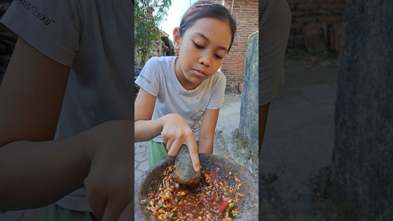 Bikin rujak buah pedas #shorts