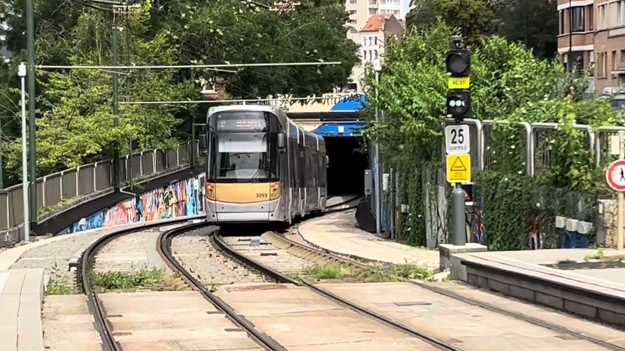 Arrive Départ Tram et Bus 4/18/43/54/81 STIB-MIVB 🚍🚊