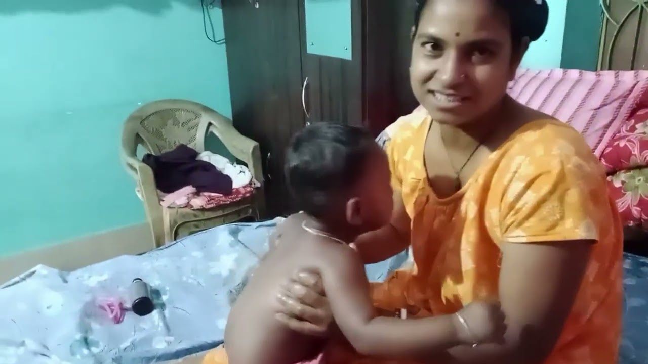 বেবিকে কিভাবে তেল মালিশ করতে হয় দেখুন