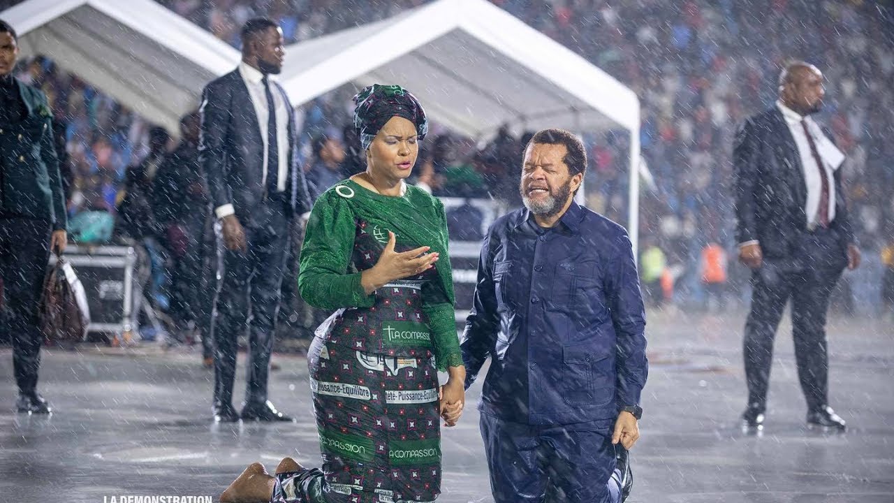 SOUS LA PLUIE, LE PST MARCELLO AU STADE AVEC DES MILLIERS DE PERSONNES