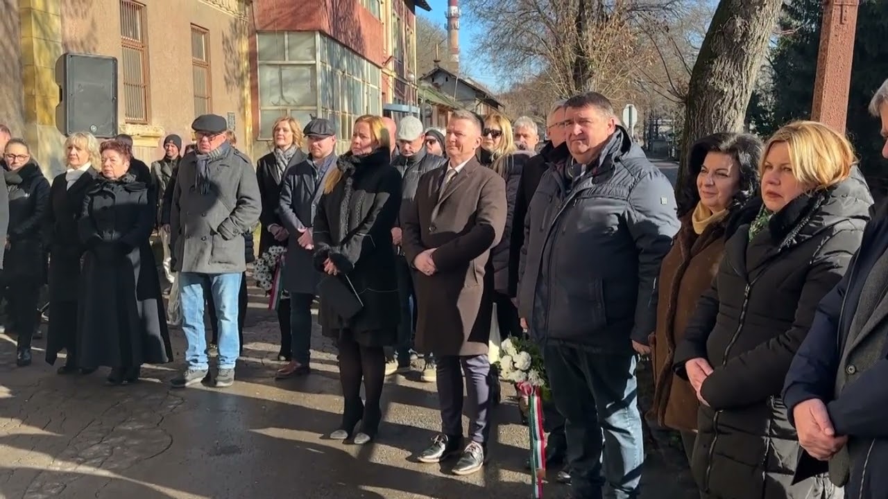 Háttér - Koszorúzási Ünnepség a Kohász Művelődési Háznál