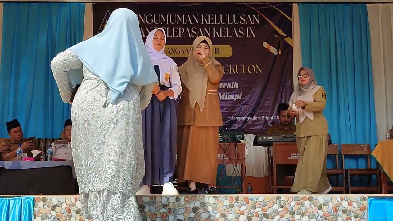 Persembahan lagu wawakil siswa Nur Aini