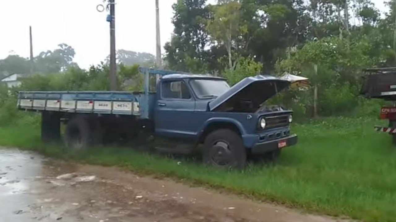 Chevrolet D60 . Puxar o scania 111 com o chebão . 