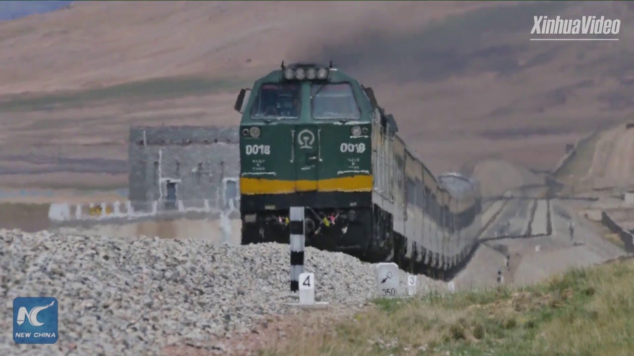 Breathtaking scenery: Aerial view of Qinghai-Tibet Railway in SW China