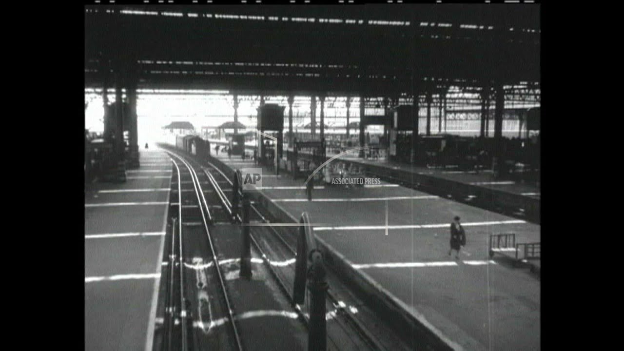 STEAM TRAINS - 1940'S - B/W