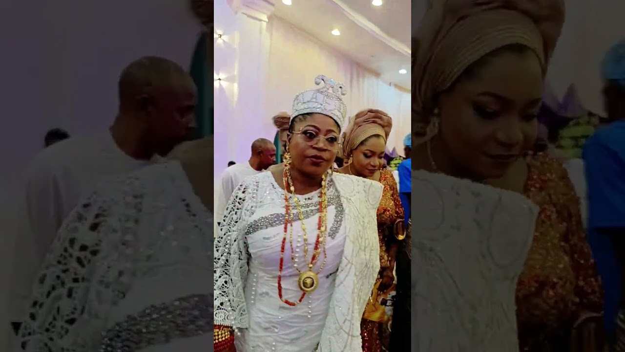Dr Princess Toyin Kolade Iyalaje Oodua Present A Special Gift To Ooni Of Ife At His 50th Birthday