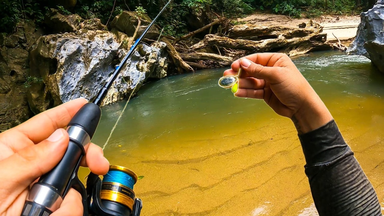 Pesqué un MONSTRUO en un arroyo SECRETO ¡cucharilla casera en acción!