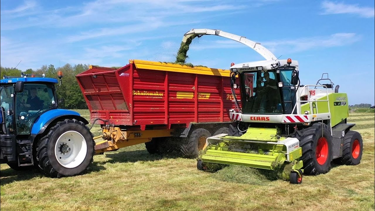 Gras hakselen met Claas Jaguar 870  Loonb. AgroNoord bij Fam. de Jong Appingedam.