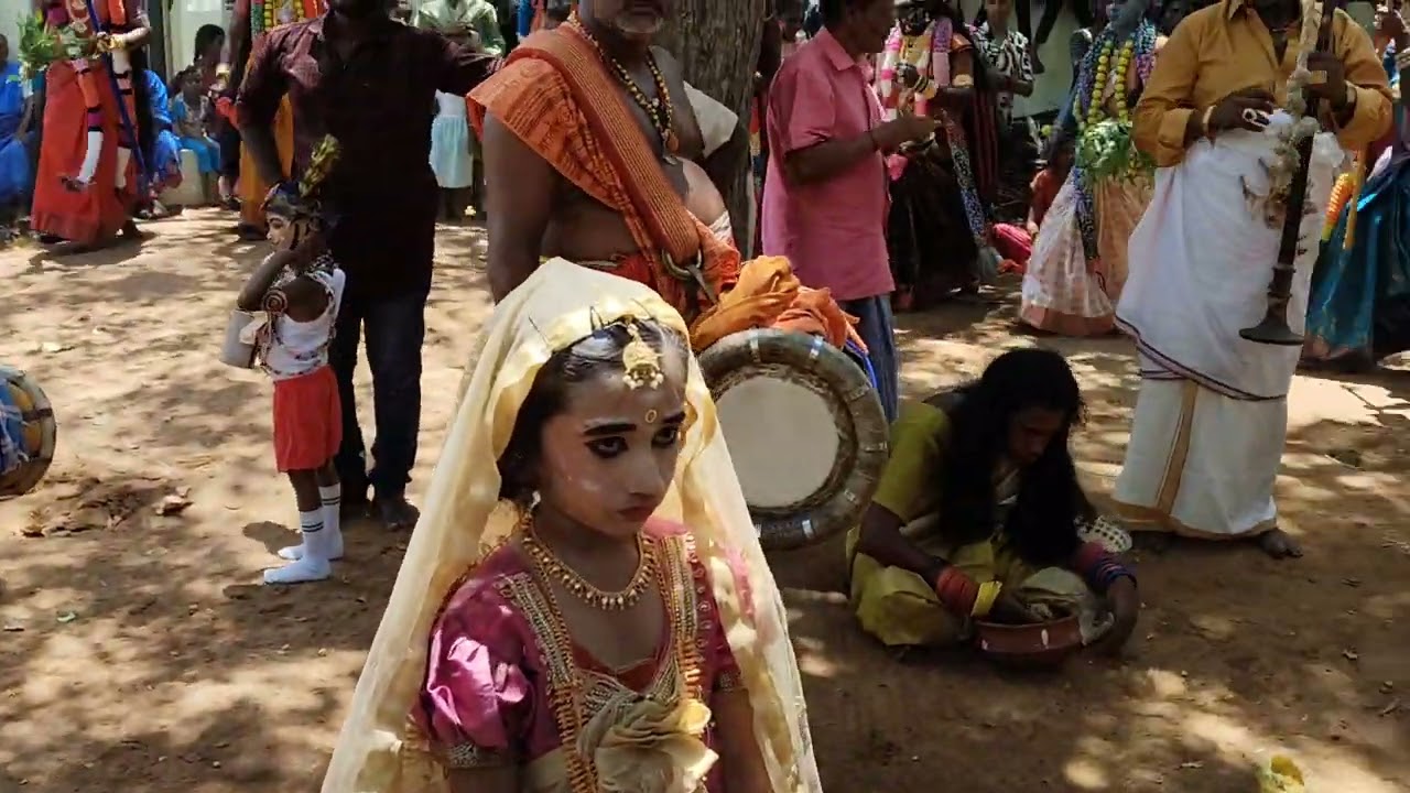 உதிரமாடன்குடியிருப்பு ஸ்ரீ முத்தாரம்மன் தசரா குழு 