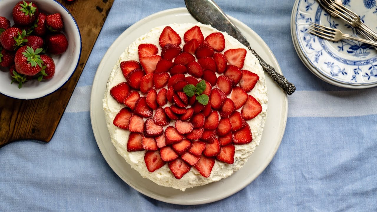 Swedish strawberry cake (perfect for Midsummer)