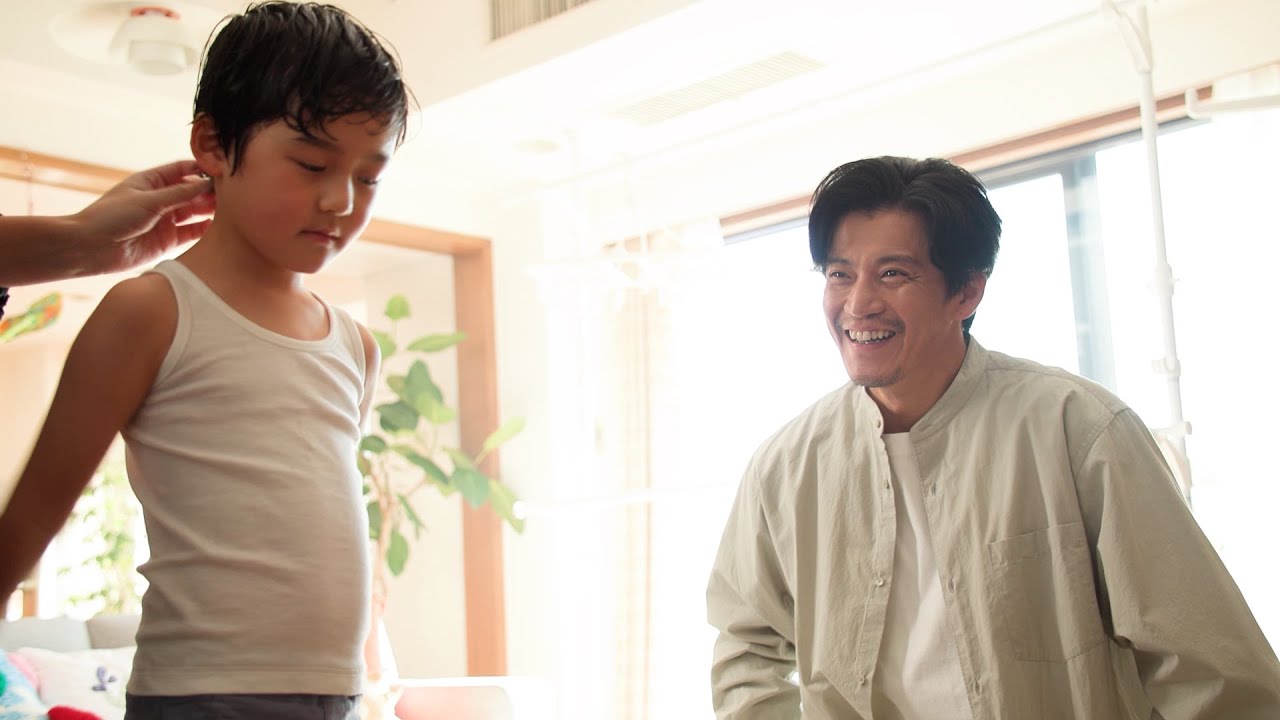 小栗旬、子役と息ピッタリで優しく見守るパパの顔！　「ハミング消臭実感」 新TVCM