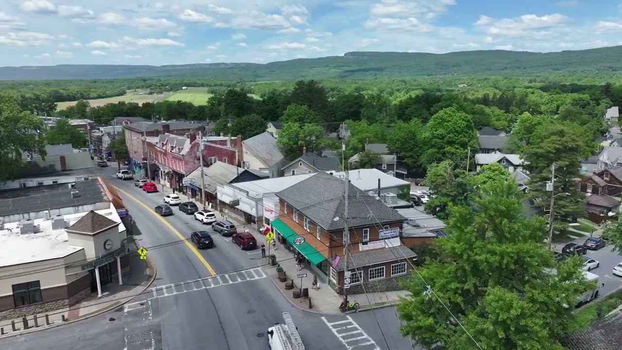 New Paltz NY, Flying down the street
