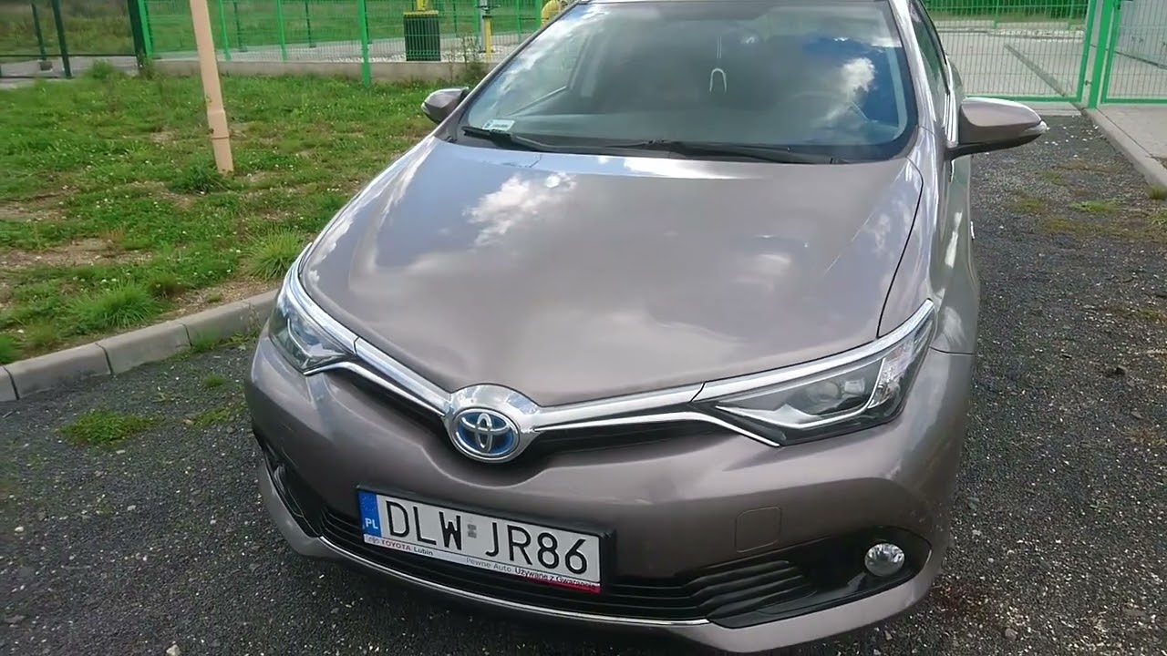 Toyota Auris Touring Sport Hybrid 2016 rok.