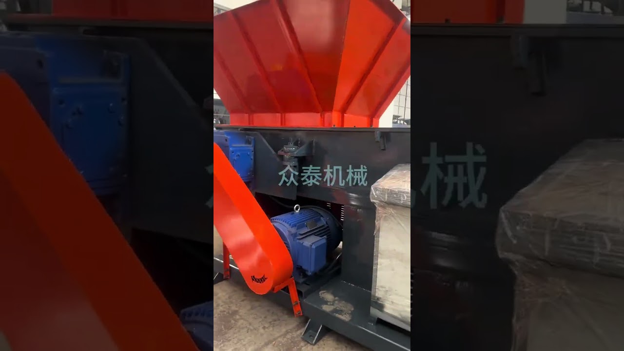 The 1000-type head material single-shaft shredder is equipped with a 55-kilowatt motor and