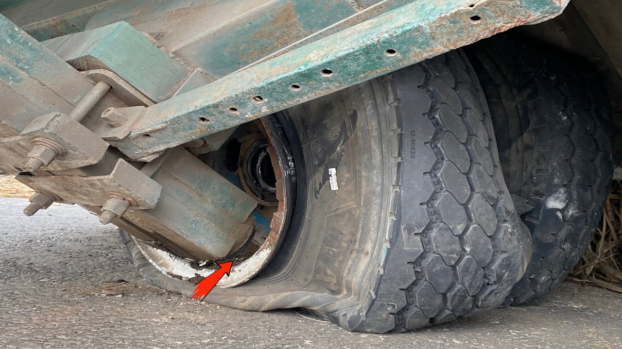 Tractor Trolley Rear Axle Breakdown! Expert Roadside Repair After Heavy Load Damage