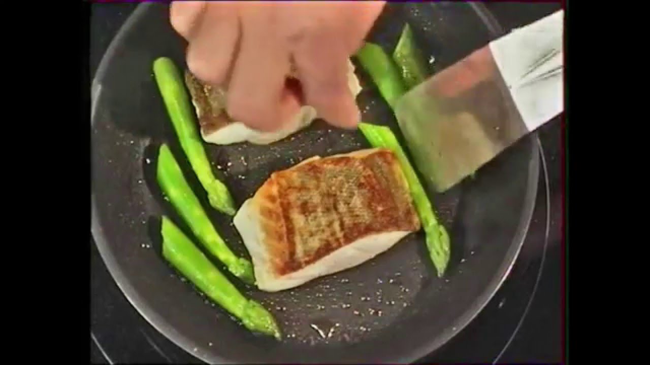 Cabillaud sauce à l'encre de Pierre-Louis Marin chez Joël Robuchon