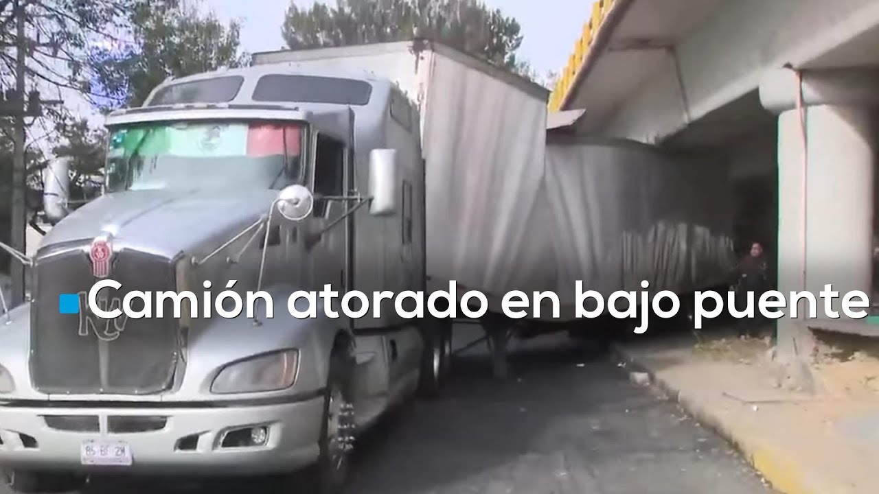 Tráiler queda atorado en Río Churubusco y Eje 3 Oriente, Iztapalapa