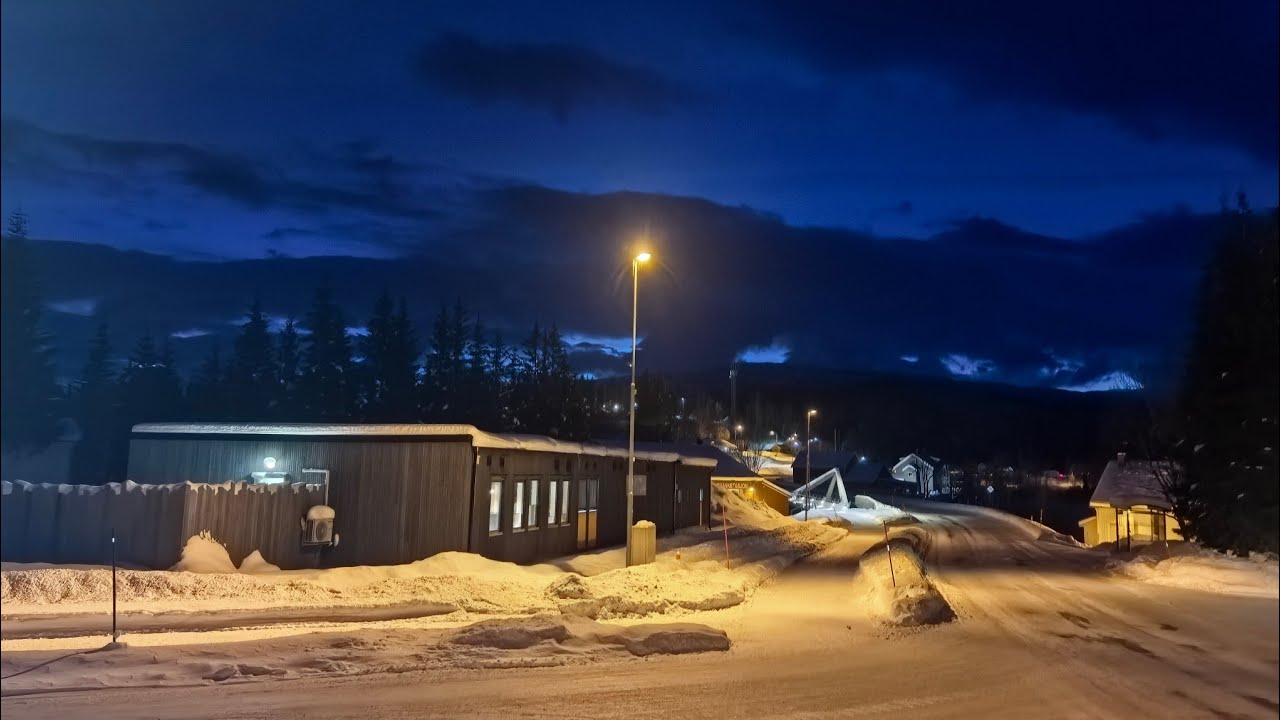 Бегу на остановку. Сегодня шоппинг  в городе Mosj&oslash;en. 11.01.2025 Норвегия