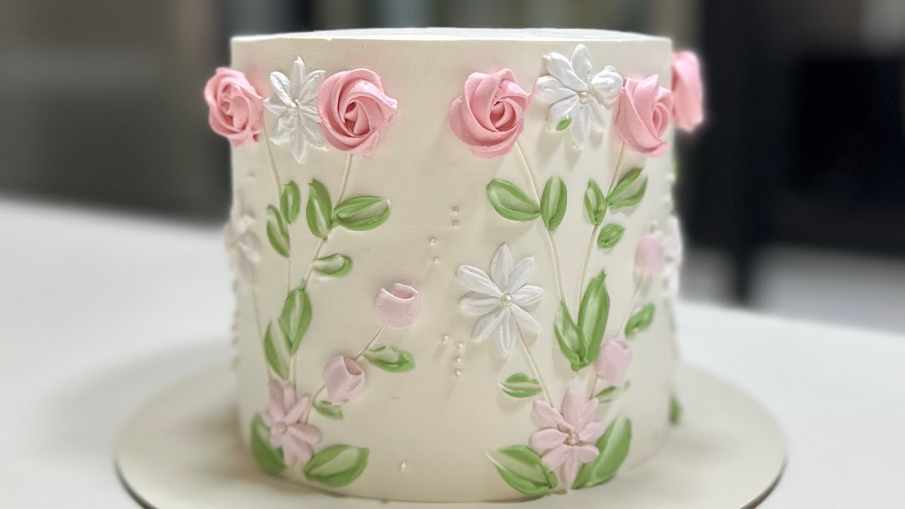 BOLO FLORAL EM CHANTILLY