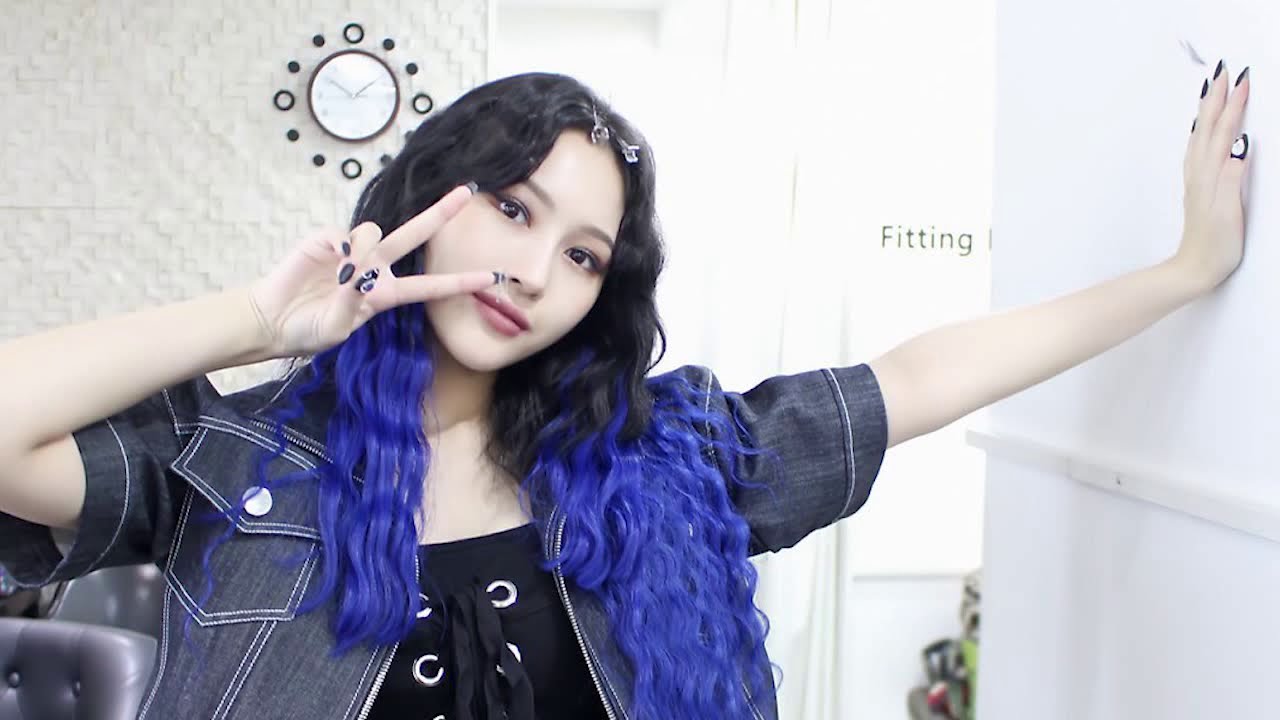 Dreamcatcher Siyeon covering 14 songs in a Vlive