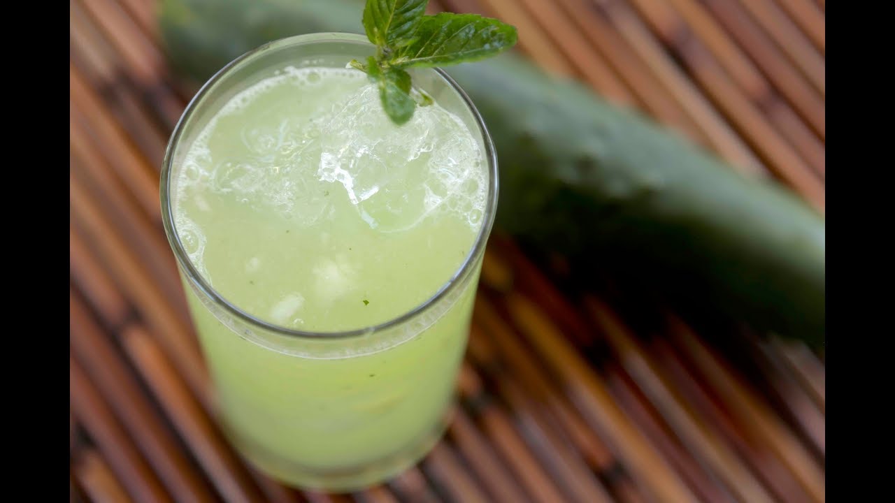 Agua fresca de pepino con limón y menta