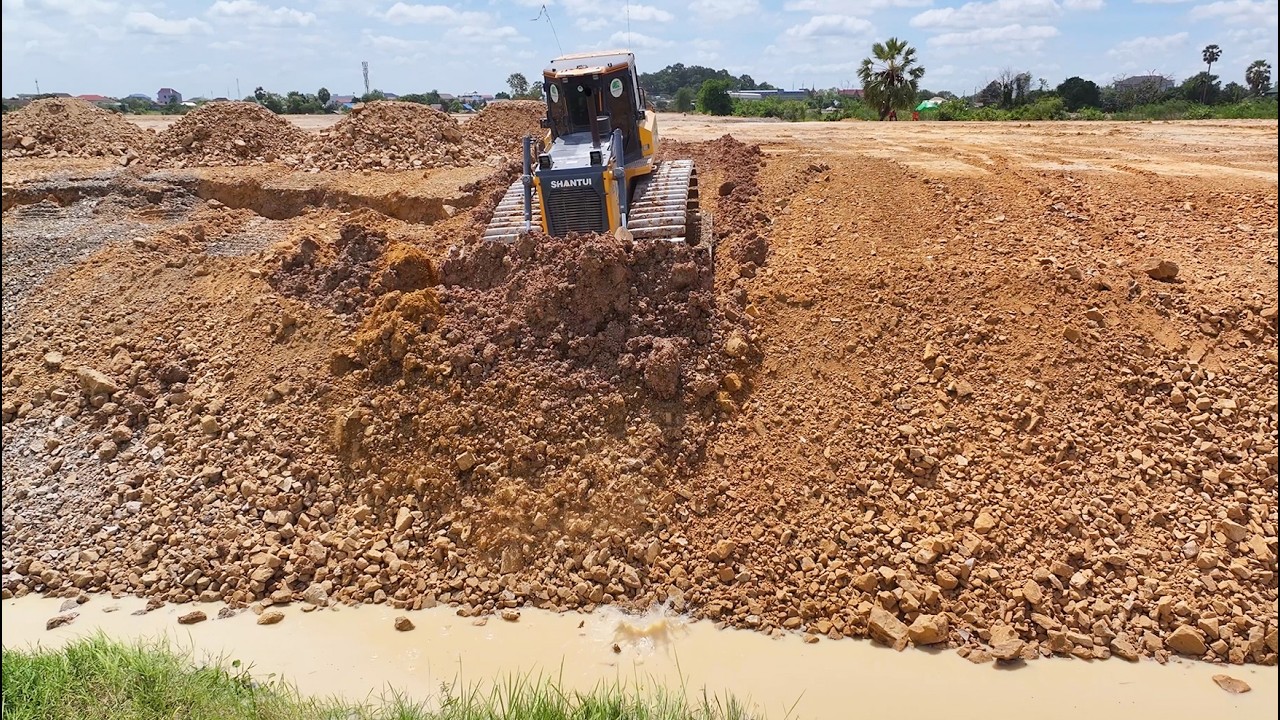 Nice Work! Skill Shantui dh17c3 Bulldozer Pushing Dirt And Dump Trucks Landfill Delete In Deep Lake