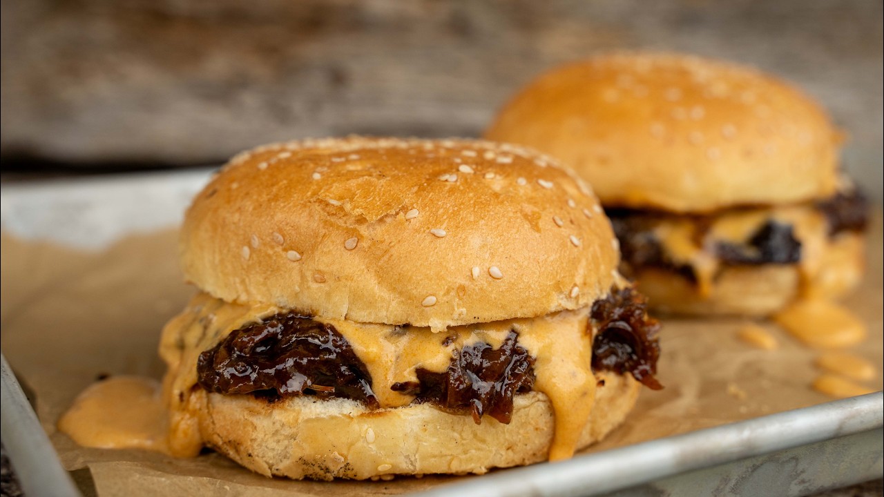 Ochsenbäckchen Burger aus dem Dutch Oven – so zart war noch kein Burger!