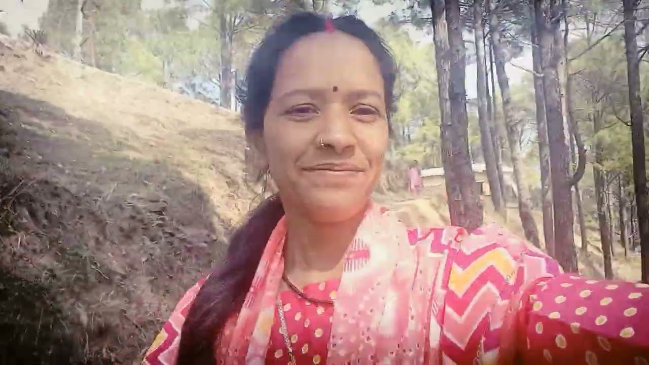 मायके में रोड़ नहीं है ऐसे ही पैदल यात्रा करनी पड़ती है 😱।। pahadi lifestyle ।। poonam kentura 