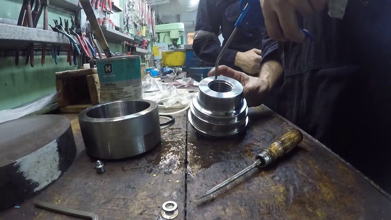 Hydraulic jack overhaul on board