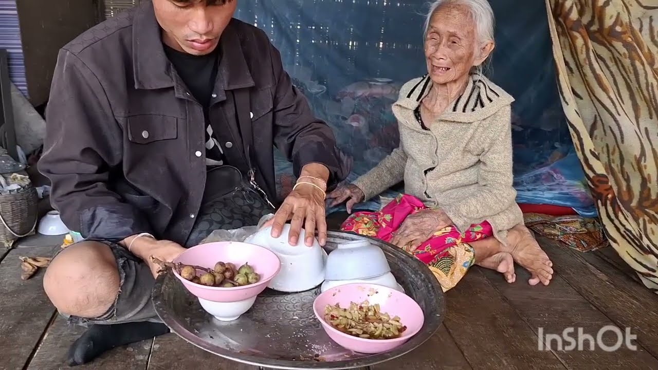 ยายแก่อยู่บ้านคนเดียวไม่มีลูกหลานเห็นแล้วน่าสงสารมาก