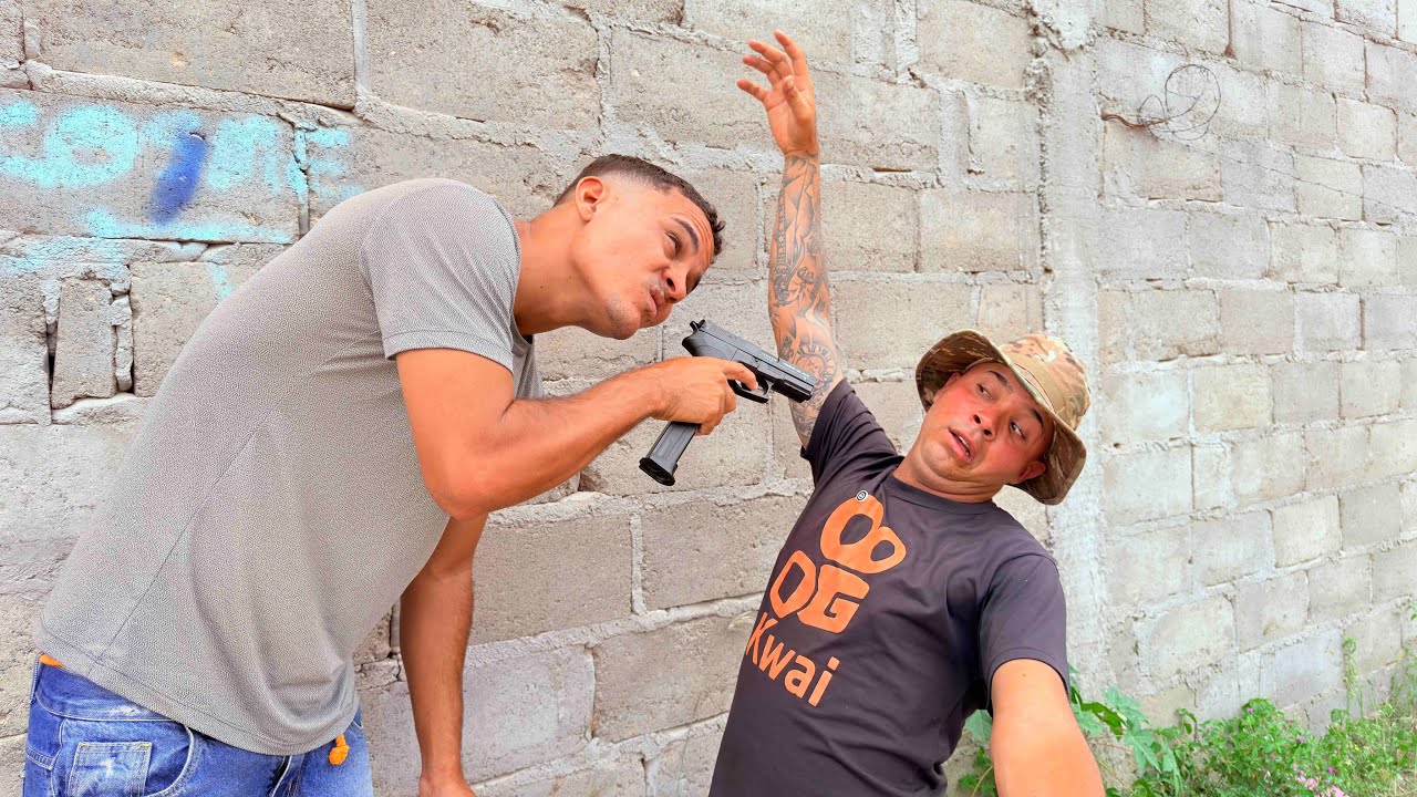 EMPOLGADO PERDEU A ARMA DO CHEFE DA FAVELA E OLHA NO QUE DEU ! 