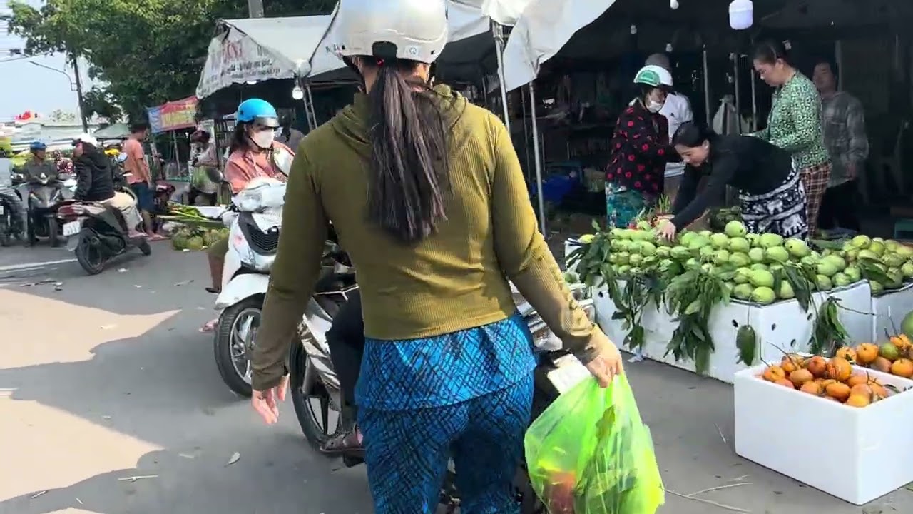 Ngày giáp tết 2026 lưa thưa người mua,hàng còn nhiều quá.