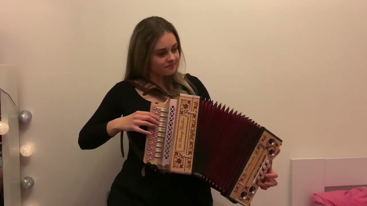 Pijú chlapci, pijú -heligónka,spev Kristína Surová