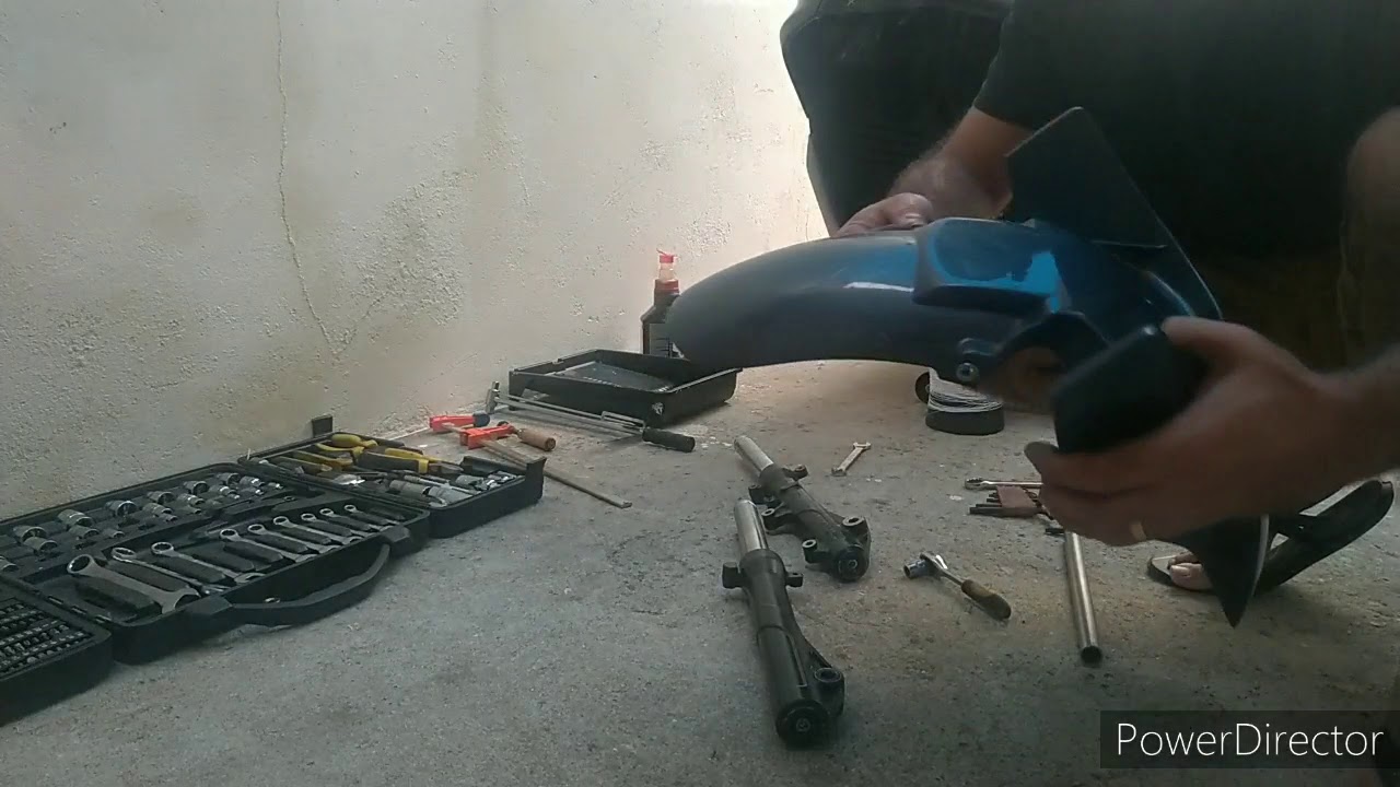Suspensão dianteira da HONDA PCX ,troca do óleo,e inversão das molas.
