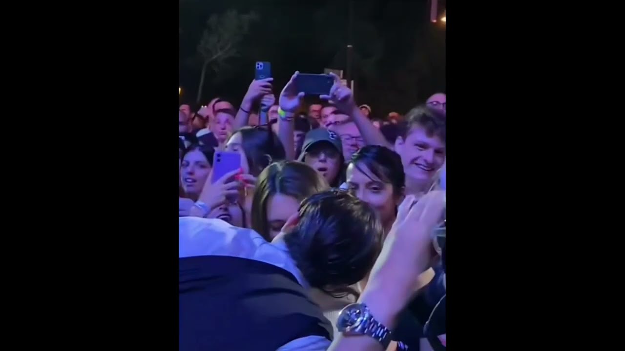 Federico Rossi bacia una fan al suo concerto.