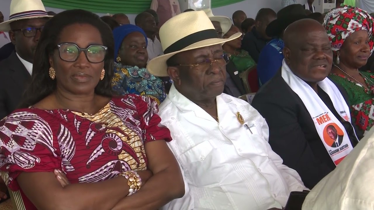 Le Premier Minstre Robert Beugré Mambé rencontre les populations de #Bonoua