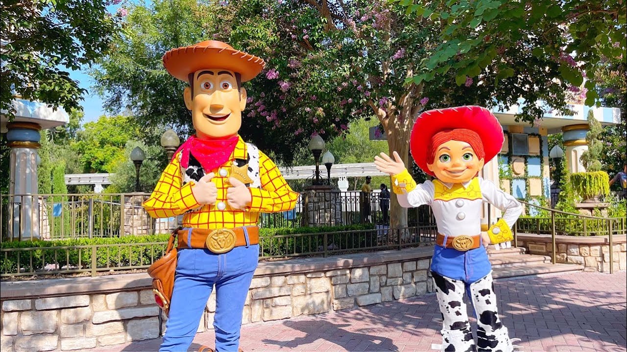 🔴 LIVE Busy Wednesday Morning At Disneyland! Rides, Crowds, Park Updates & More!