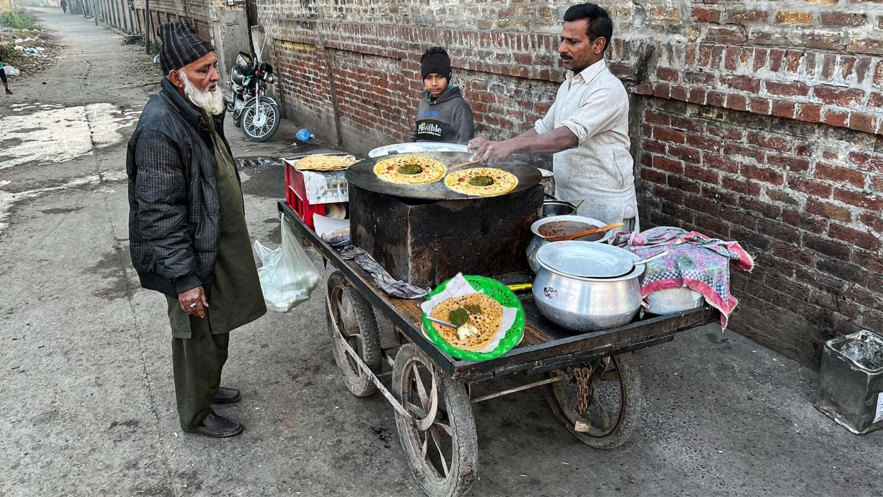 Only Rs 70! 😍 Pure Desi Punjabi Breakfast | Saag Makhan & Aloo Paratha | Pakistan Street Food 🇵🇰