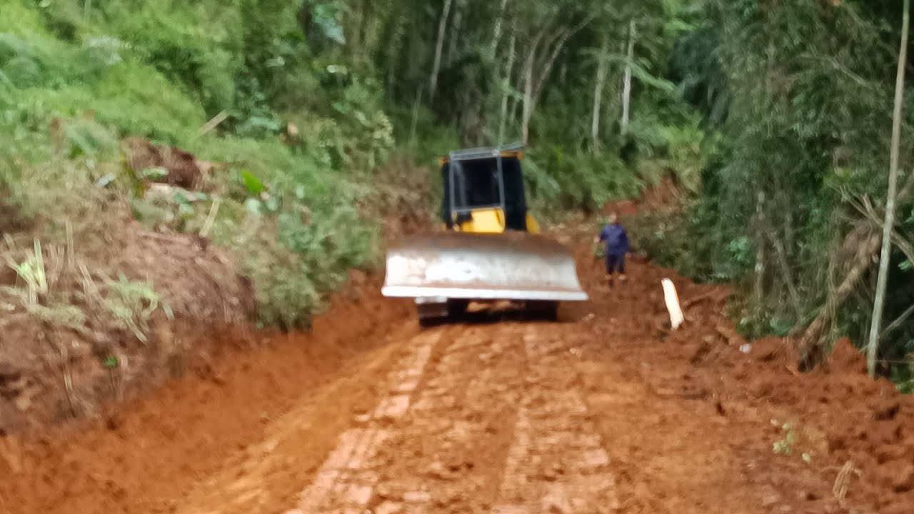 trator de esteira D51 komatsu abrindo estrada