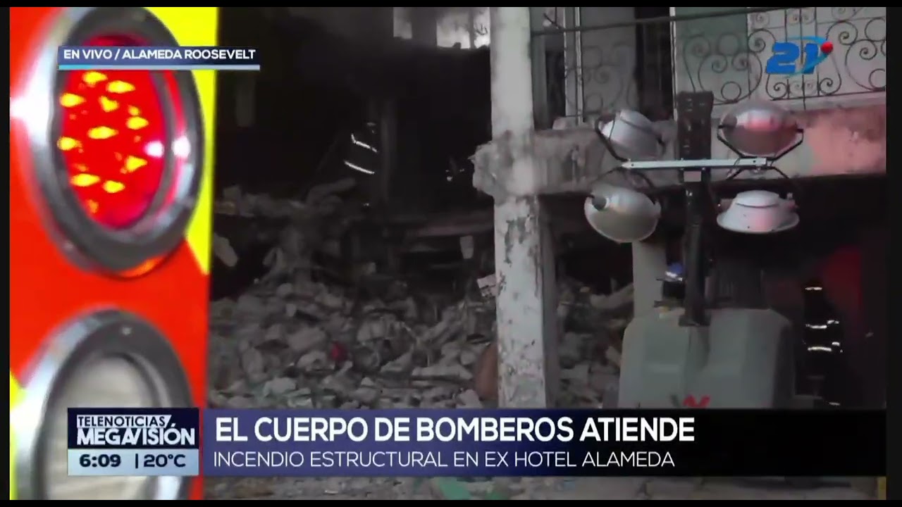 Bomberos atienden reactivación de incendio en ex hotel La Alameda. 