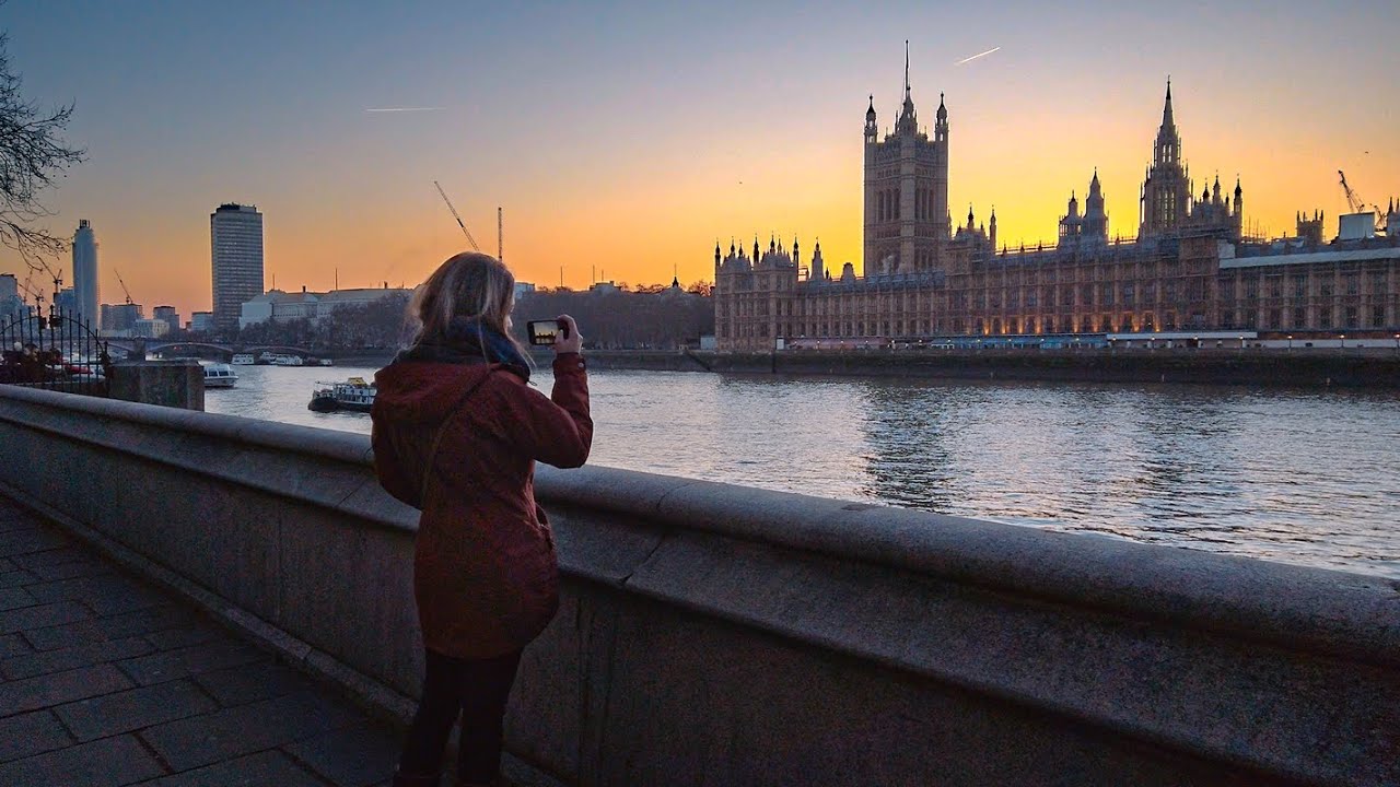 London Walk at Dusk - South Bank to Chelsea Bridge, via Vauxhall & Nine Elms