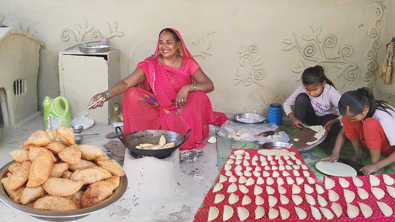 होली एक ऐसा त्योहार है जो की सबके यहाँ बनता है स्वादिस्ट एवं खस्ता गुजिया रेसिपी || Gujiya recipe