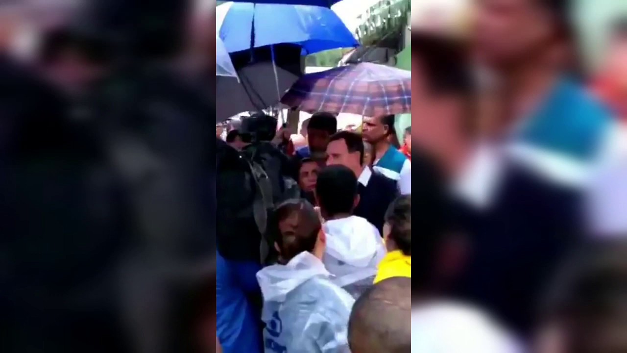 Morador joga lama na cabe&ccedil;a de Marcelo Crivella