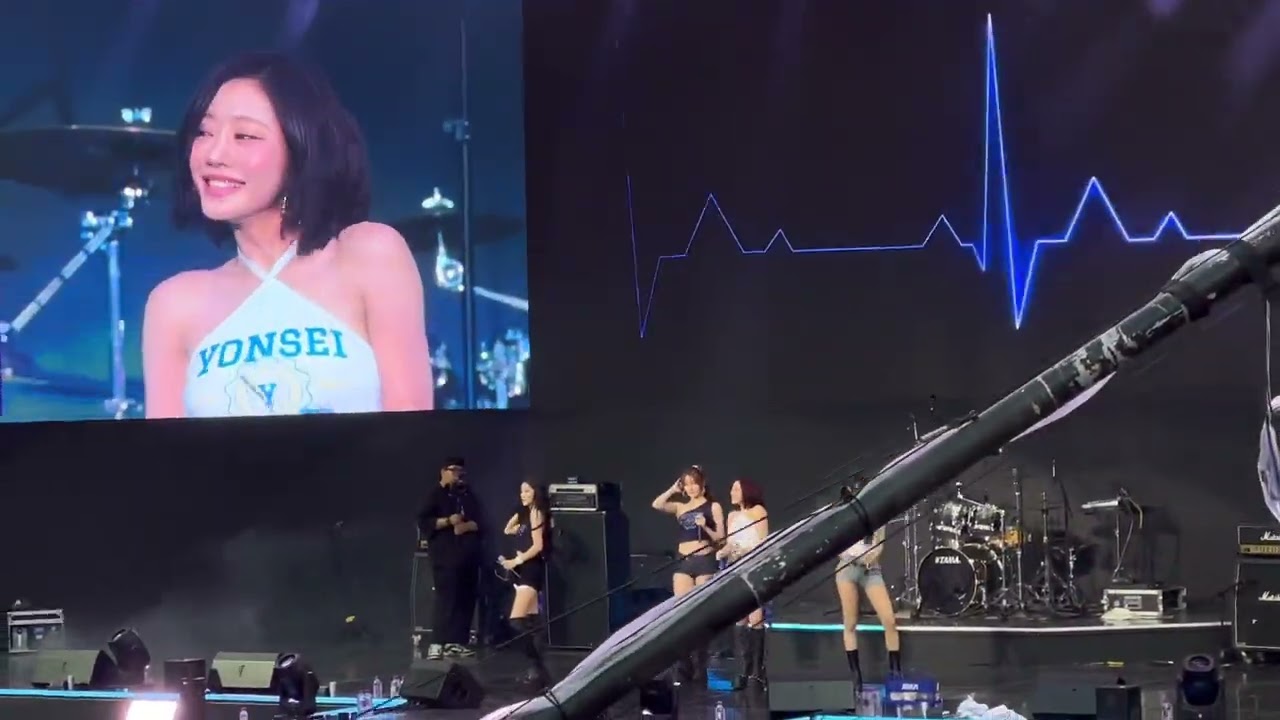 키스오브라이프 연세대 아카라카 축제 Sticky 이글루 Midas Touch Lips Hips Kiss